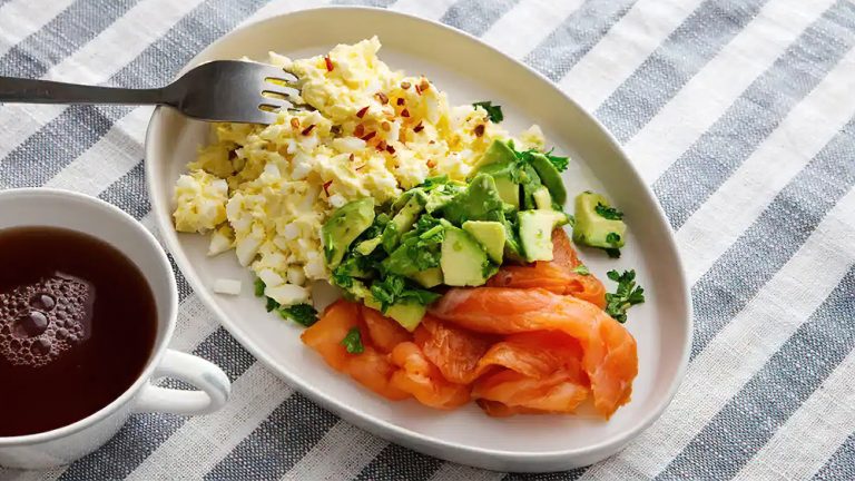 Receta mantequilla de huevo con salmón ahumado y aguacate