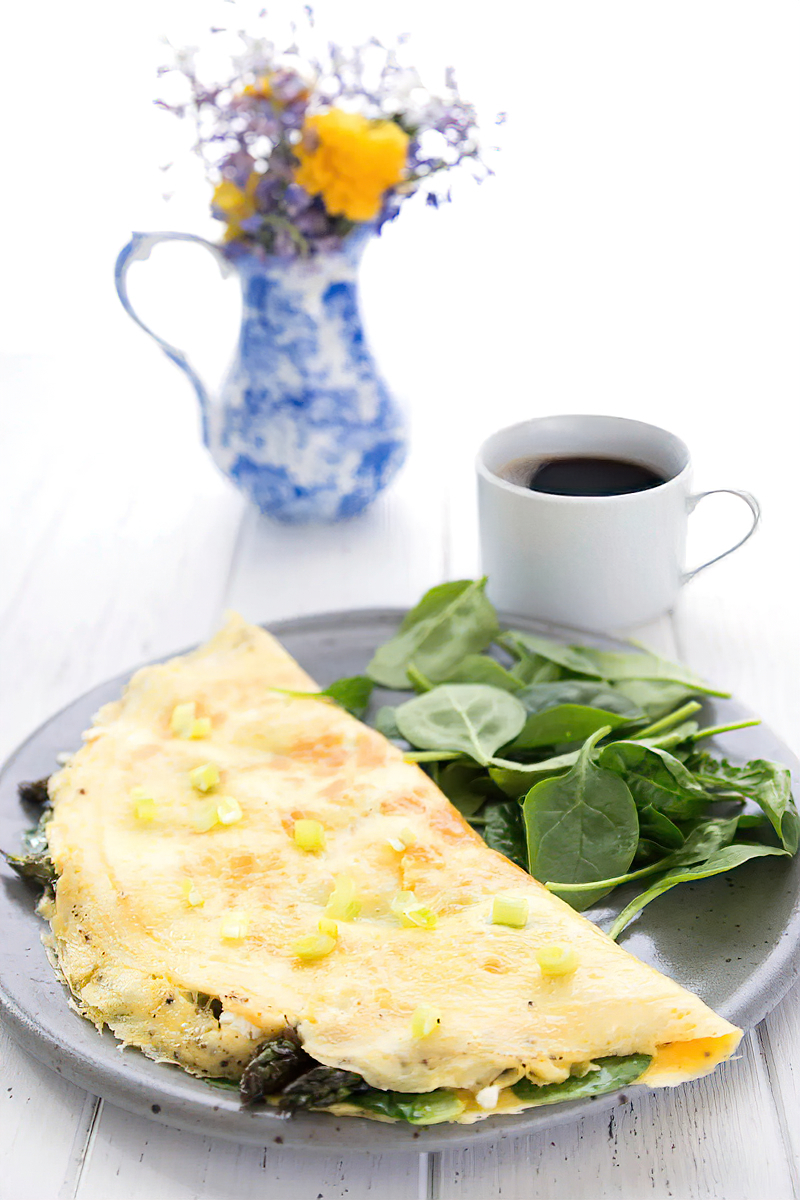 Receta omelette keto de verduras de primavera y queso de cabra