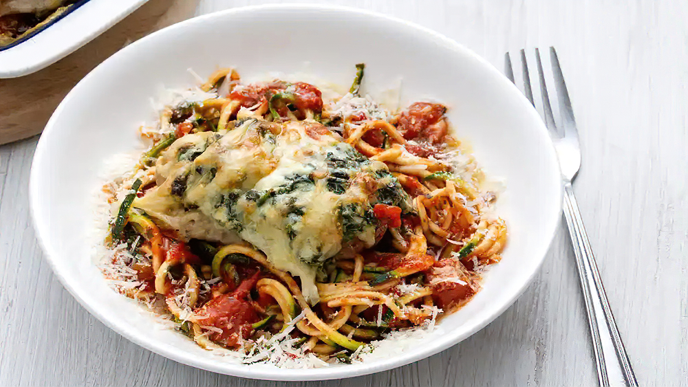 Receta pechugas de pollo rellenas con zoodles y salsa de tomate