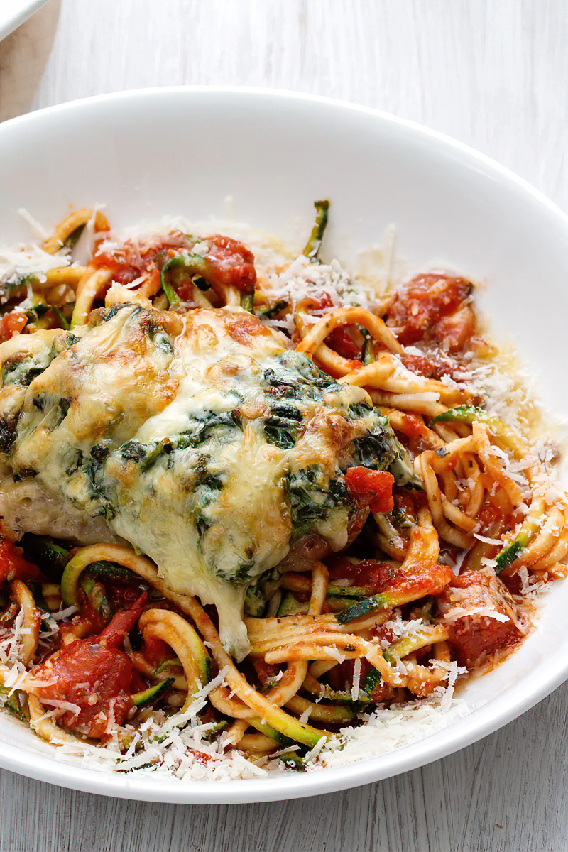 Receta pechugas de pollo rellenas con zoodles y salsa de tomate