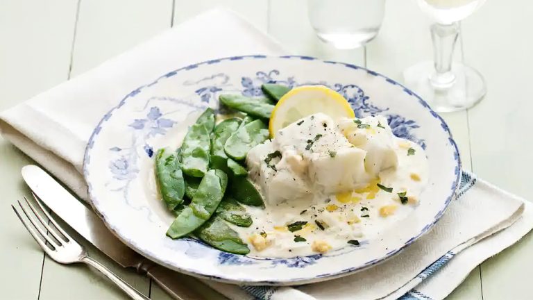 Receta pescado con salsa de huevo cremosa y guisantes dulces
