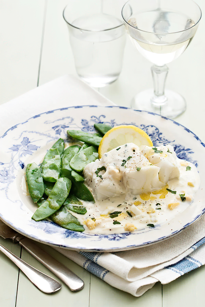 Receta pescado con salsa de huevo cremosa y guisantes dulces