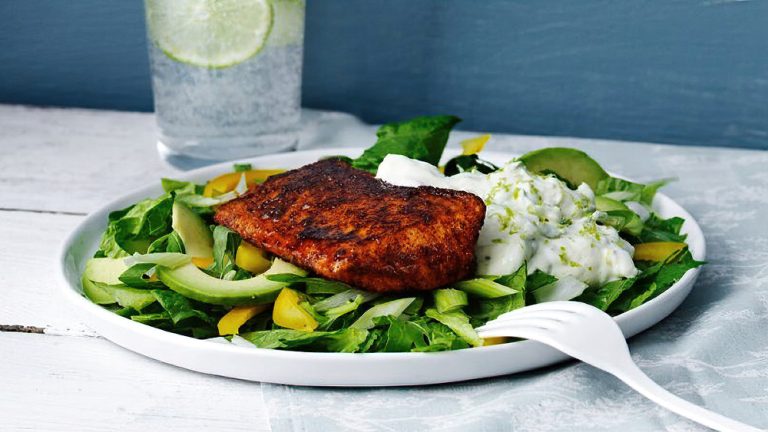 Receta pescado tandoori keto con salsa de pepino