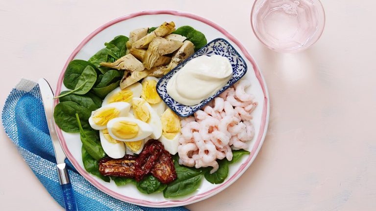 Receta plato keto de camarones y alcachofas
