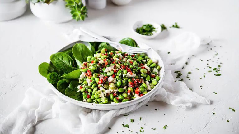 Receta plato vegetariano alto en proteína con edamame y queso feta