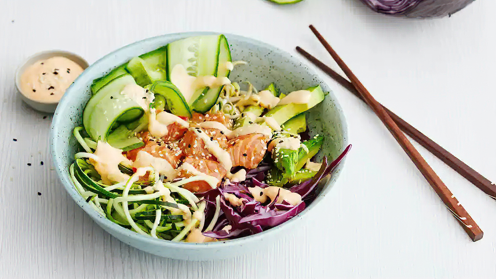 Receta poke bowl de salmón y espaguetis de calabacín