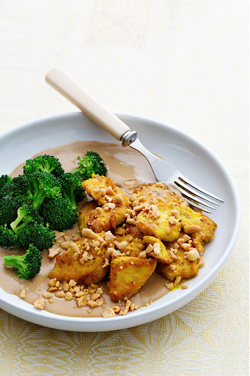 Receta pollo tailandés con salsa satay y brócoli