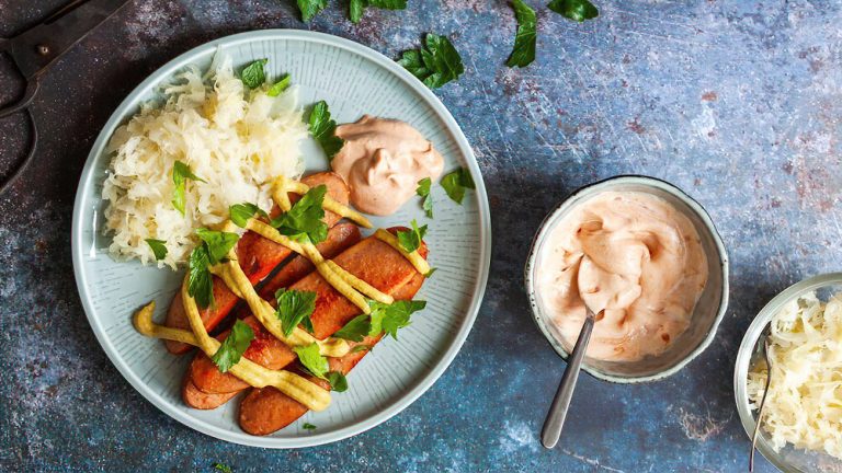 Receta salchicha alta en proteínas con chucrut y mostaza