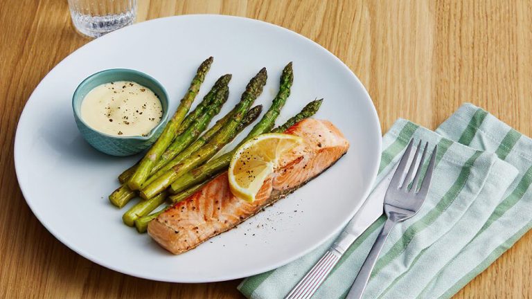 Receta salmón braseado con espárragos y salsa holandesa