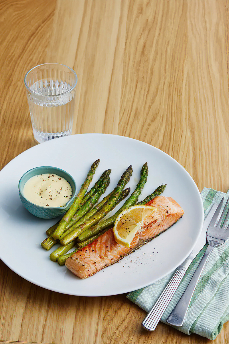 Receta salmón braseado con espárragos y salsa holandesa