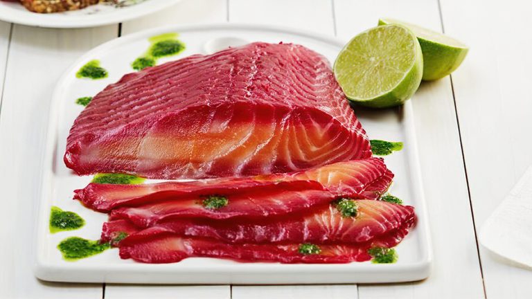 Receta salmón curado con remolacha y aceite de eneldo