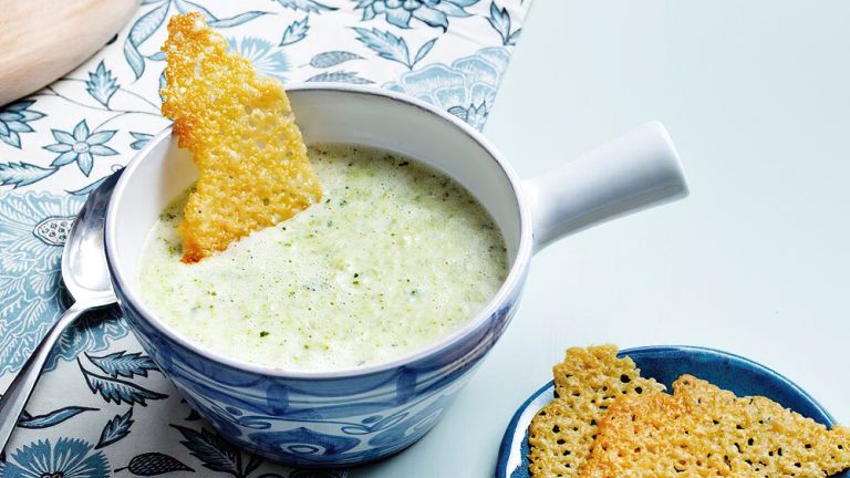 Receta sopa cremosa de brócoli y puerro baja en carbohidratos