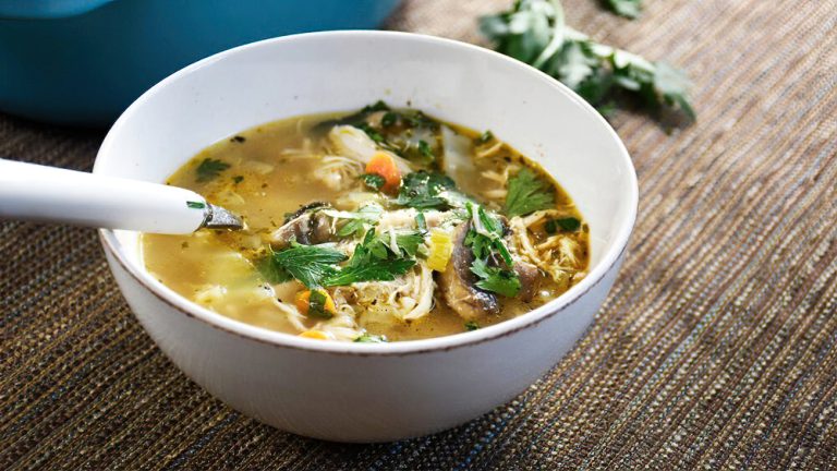 Receta sopa keto de pollo con “tallarines” de repollo
