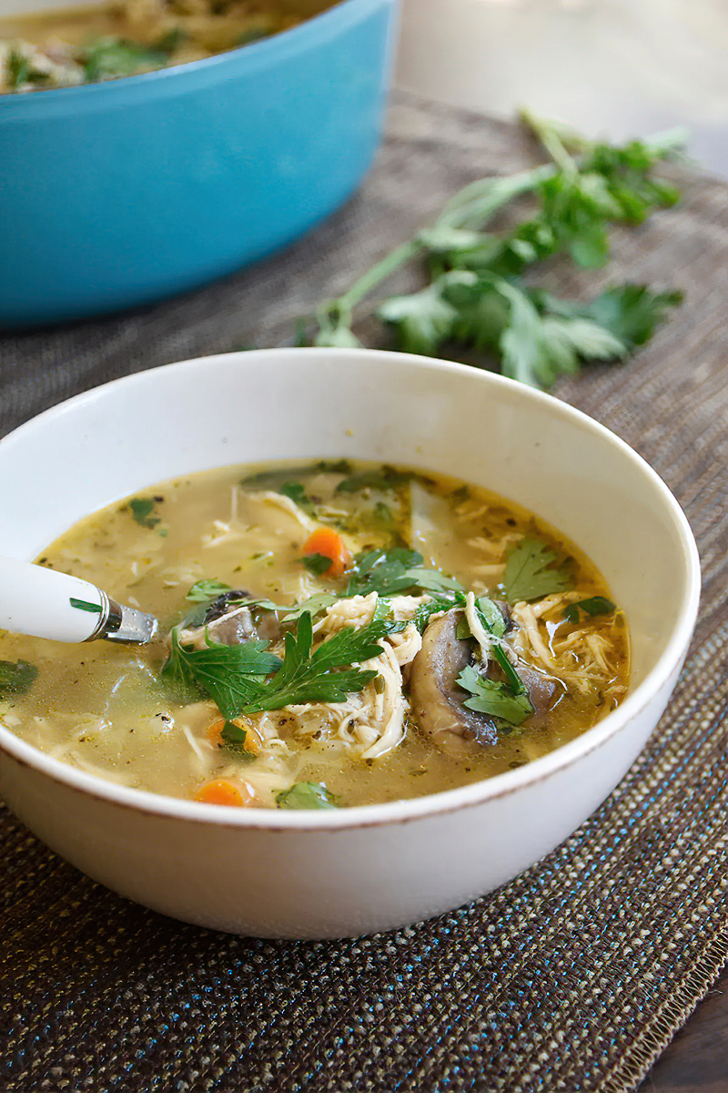 Receta sopa keto de pollo con “tallarines” de repollo