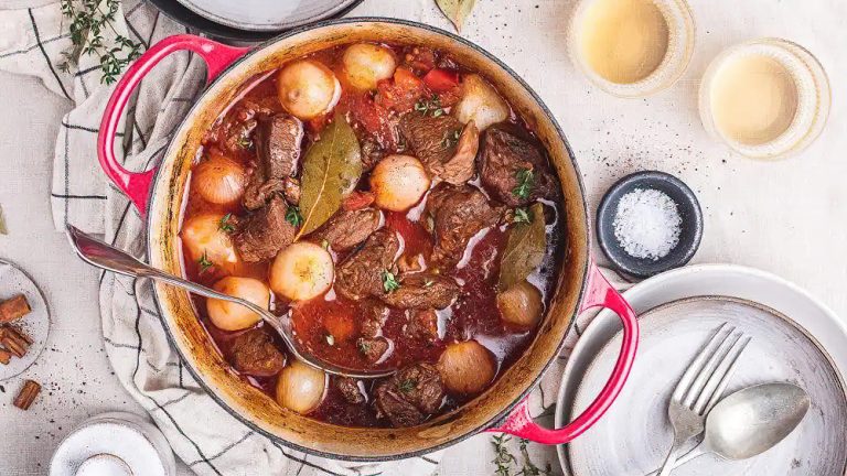 Receta stifado (estofado griego de carne y cebollas)