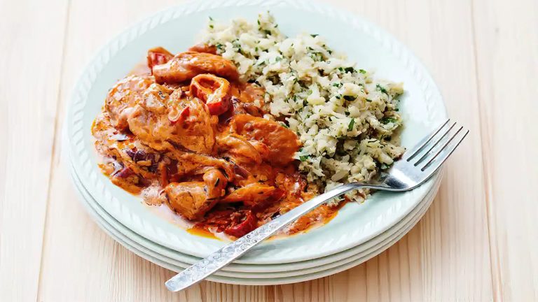 Receta strogonoff de chorizo con arroz de coliflor y perejil