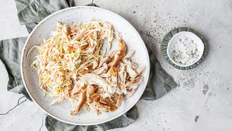 Receta tiras de pollo keto con ensalada de col