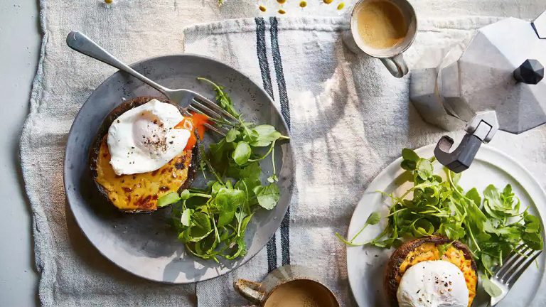 Receta “tostada” de champiñones con huevos pochados