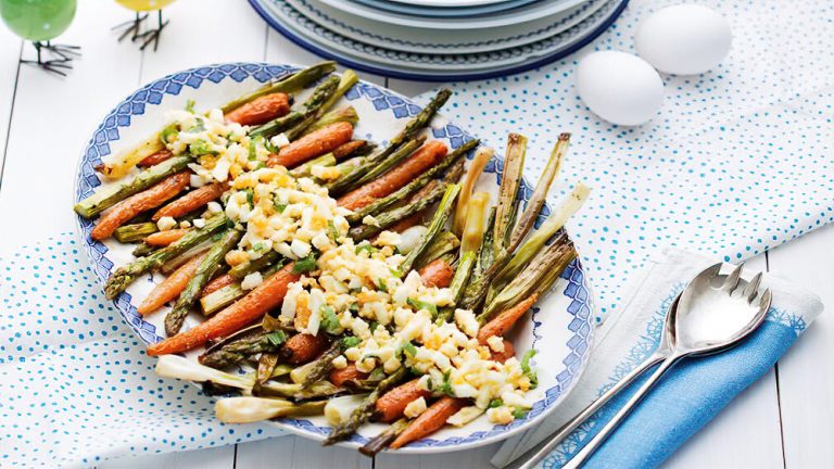 Receta verduras de primavera asadas con huevos y mantequilla