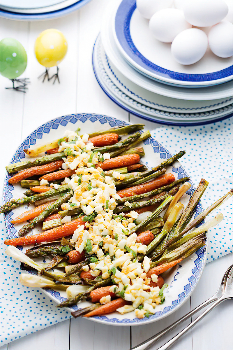 Receta verduras de primavera asadas con huevos y mantequilla