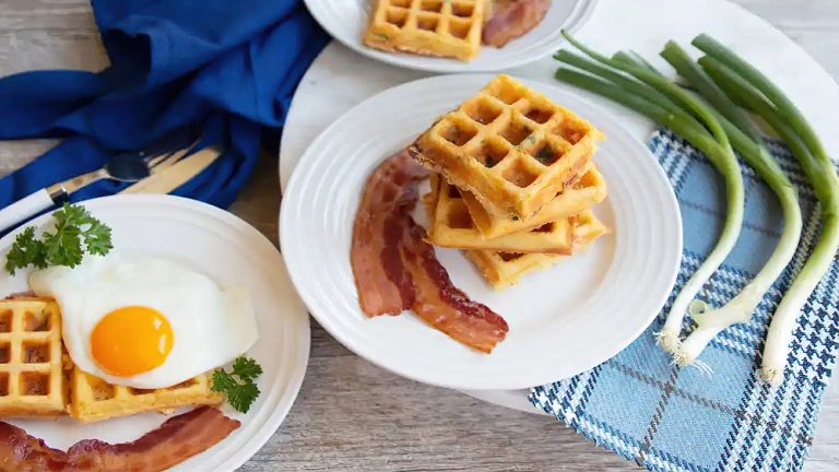 Receta waffles keto con huevo, queso y panceta