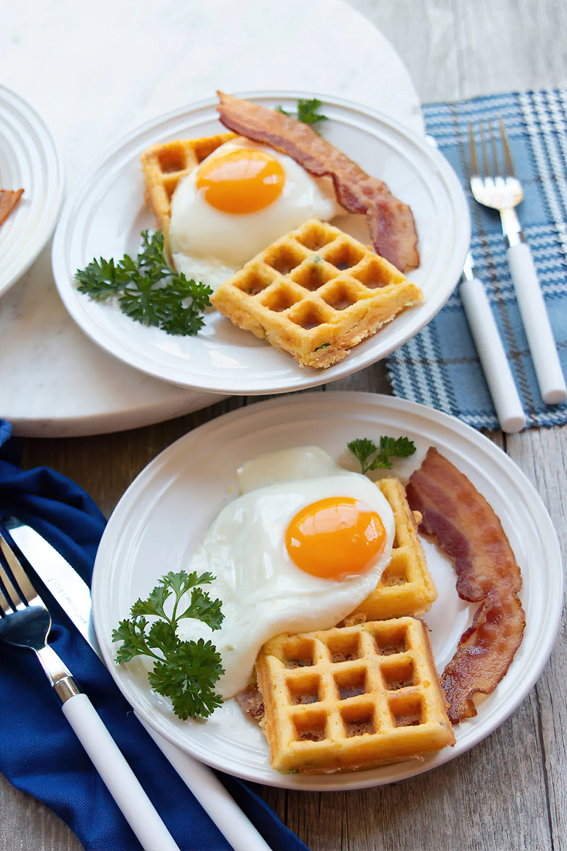 Receta waffles keto con huevo, queso y panceta