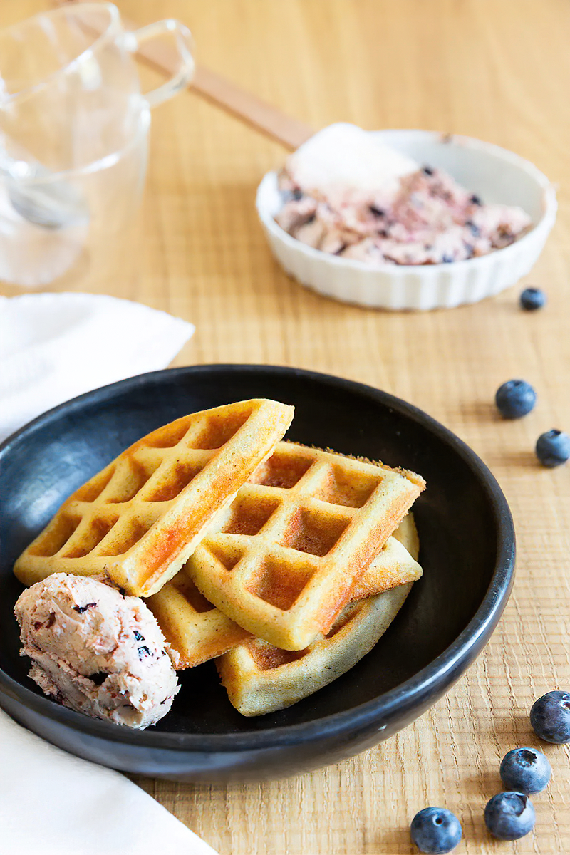 Receta waffles keto con mantequilla de arándanos