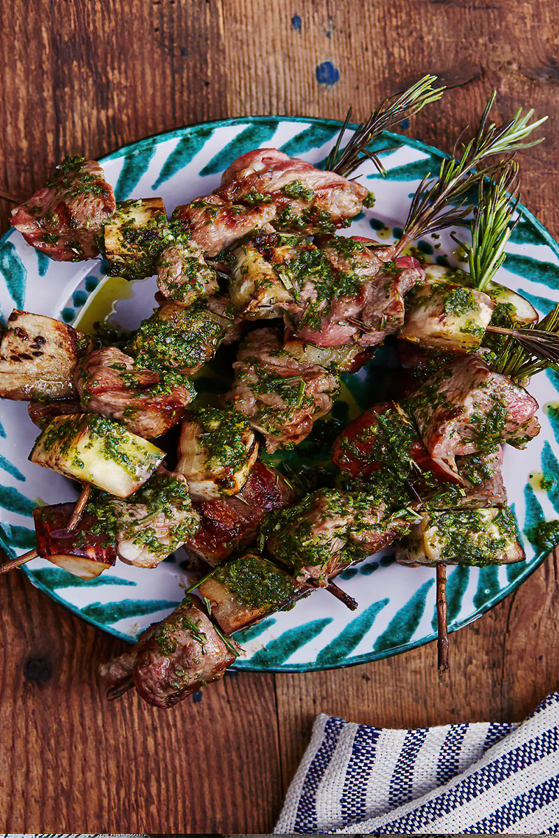 Receta kebabs con romero y salsa verde de anchoas a la parrilla