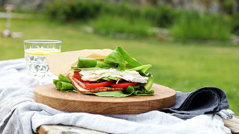 Receta “Bocadillo” de pavo y queso brie con lechuga