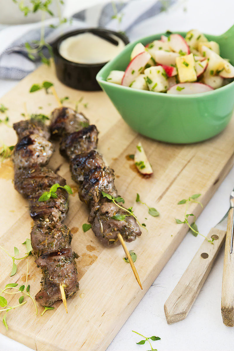 Receta brochetas de cordero al limón con ensalada keto de rábano