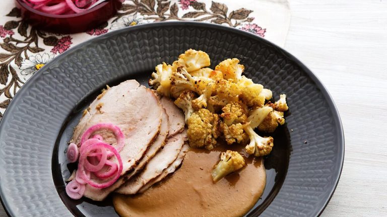 Receta cerdo asado con salsa cremosa y coliflor frita en mantequilla