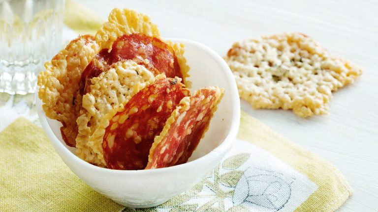 Receta chips keto de salami y queso