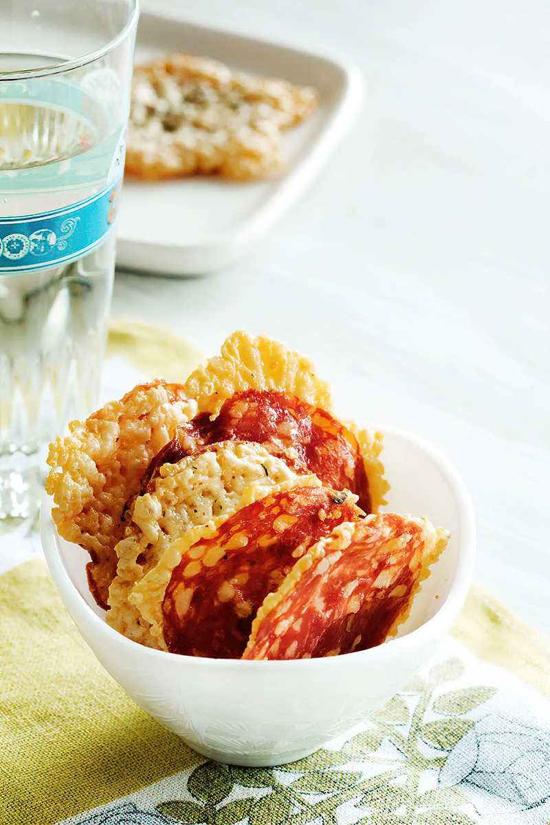 Receta chips keto de salami y queso