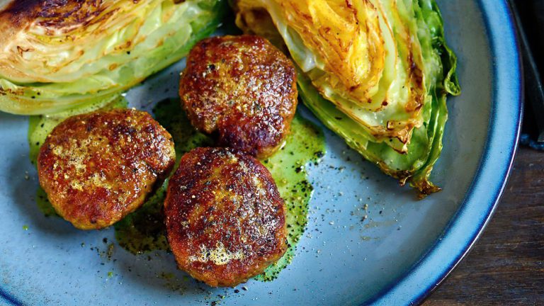 Receta col china salteada con albóndigas de pollo