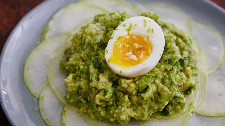 Receta colirrábano con aguacate machacado, anchoas y huevos duros