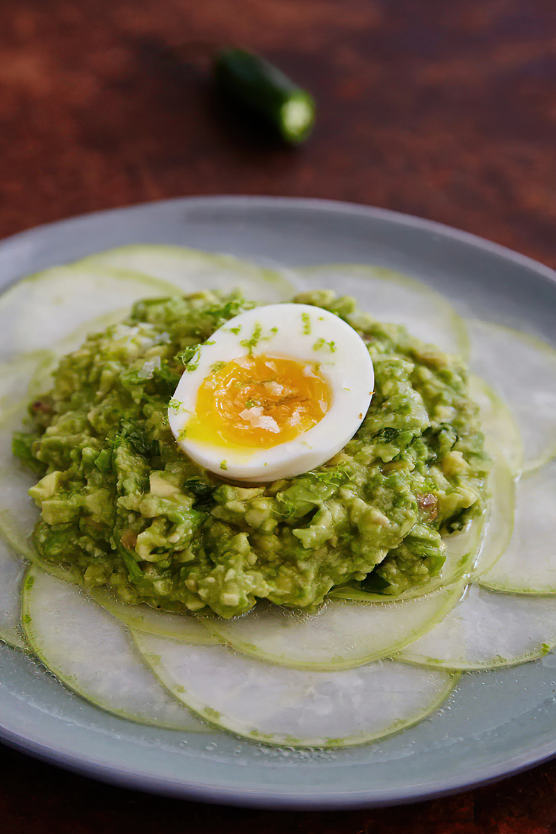 Receta colirrábano con aguacate machacado, anchoas y huevos duros