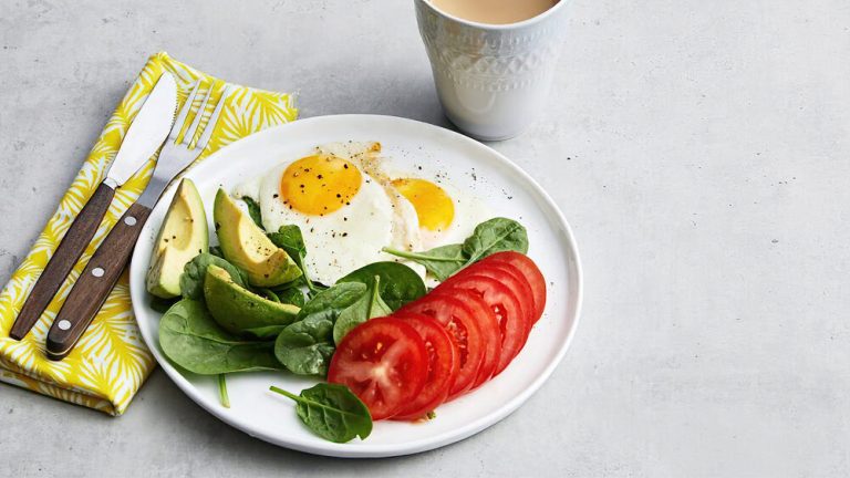 Receta desayuno sencillo con huevos fritos y verduras bajo en carbohidratos