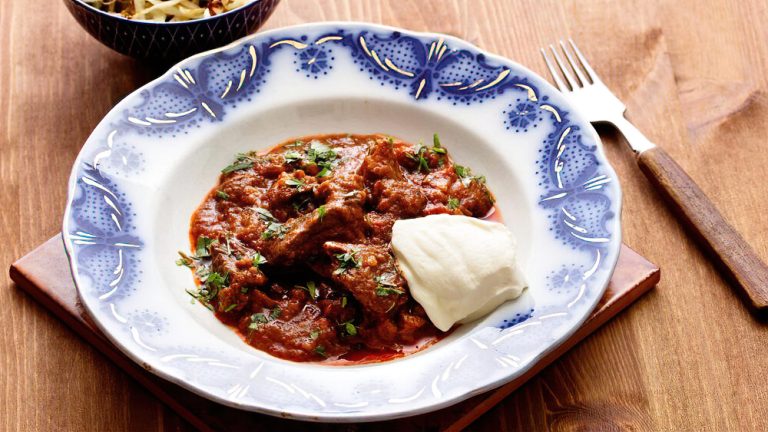 Receta gulash con repollo frito en mantequilla baja en carbohidratos