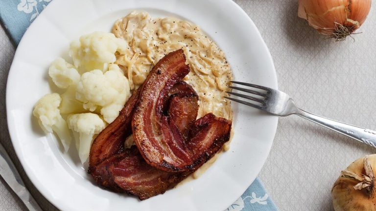 Receta panceta keto crocante con salsa de cebolla