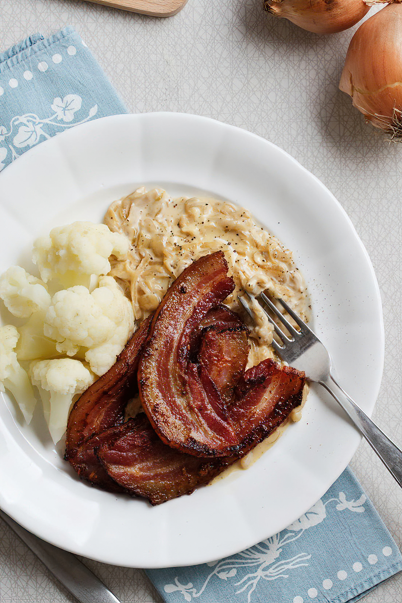 Receta panceta keto crocante con salsa de cebolla