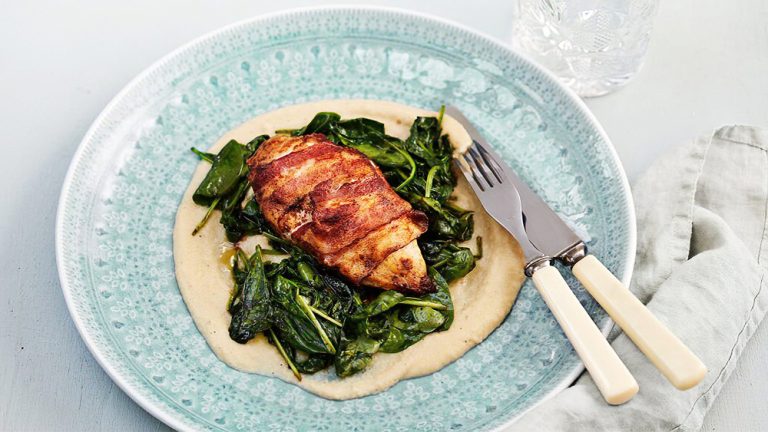 Receta pechuga de pollo keto envuelta en bacon con puré de coliflor
