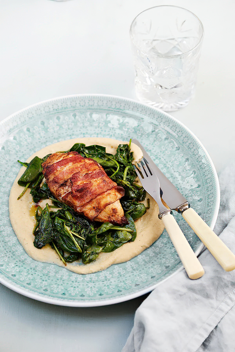 Receta pechuga de pollo keto envuelta en bacon con puré de coliflor