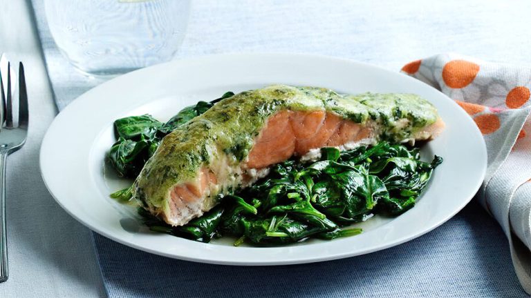 Receta pescado keto con pesto y espinacas
