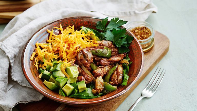 Receta plato hondo keto de fajitas de pollo