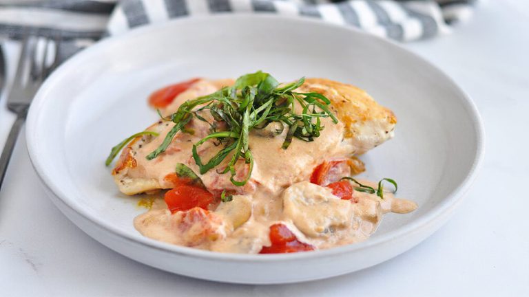 Receta pollo con setas y salsa de tomate cremosa