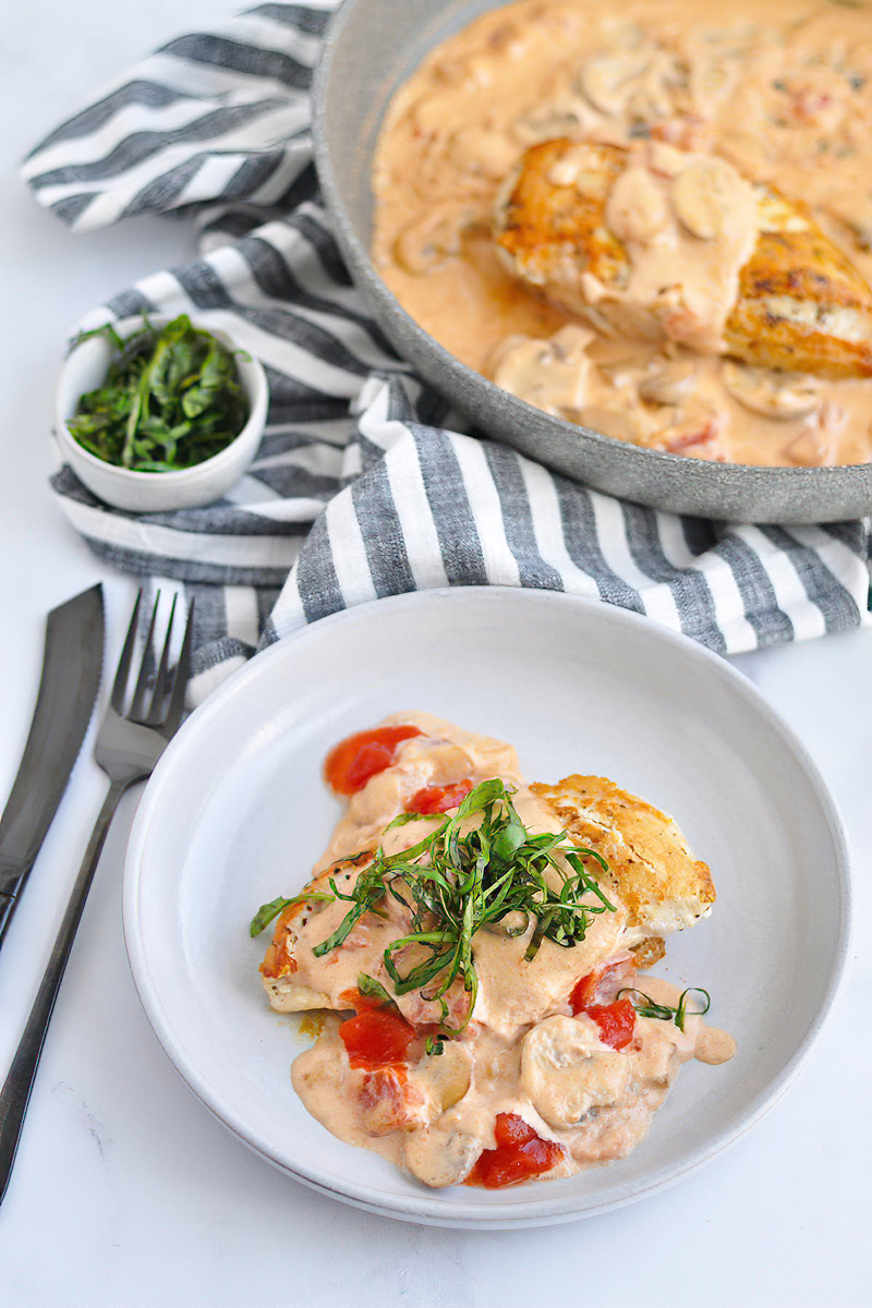 Receta pollo con setas y salsa de tomate cremosa