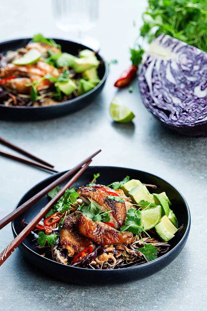 Receta pollo keto asiático con ensalada de col y cacahuetes