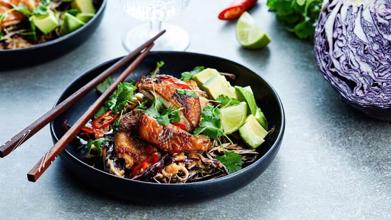 Receta pollo keto asiático con ensalada de col y cacahuetes