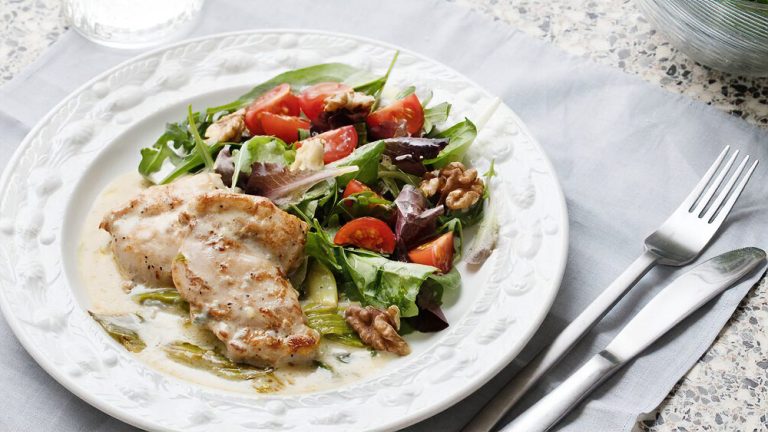 Receta pollo keto con queso azul y ensalada de nueces