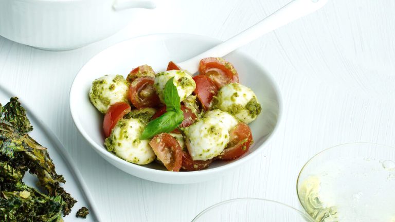 Receta refrigerio de ensalada caprese bajo en carbohidratos